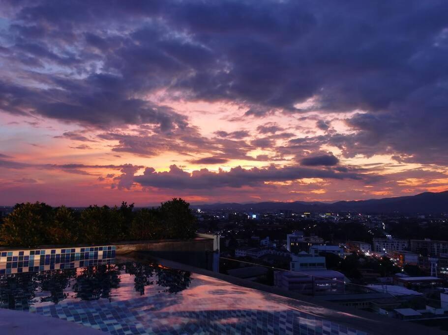 Modern Style Room With Sky Pool 古城边天际泳池公寓 Chiang Mai Exteriör bild