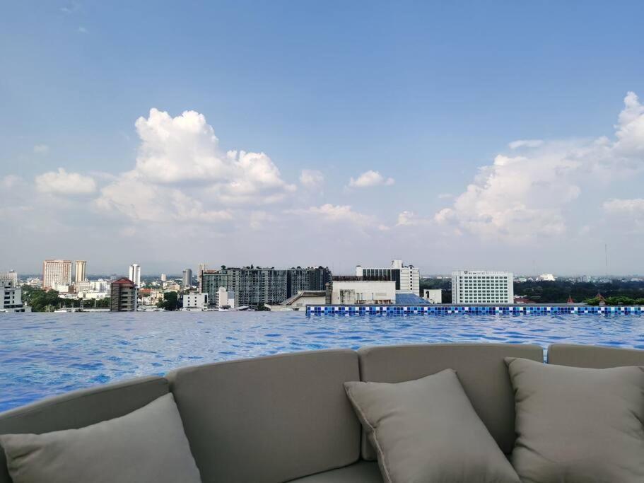 Modern Style Room With Sky Pool 古城边天际泳池公寓 Chiang Mai Exteriör bild