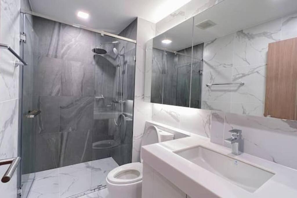 Modern Style Room With Sky Pool 古城边天际泳池公寓 Chiang Mai Exteriör bild