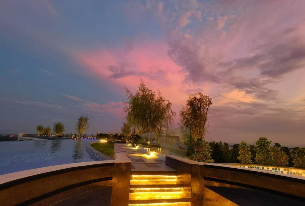 Modern Style Room With Sky Pool 古城边天际泳池公寓 Chiang Mai Exteriör bild