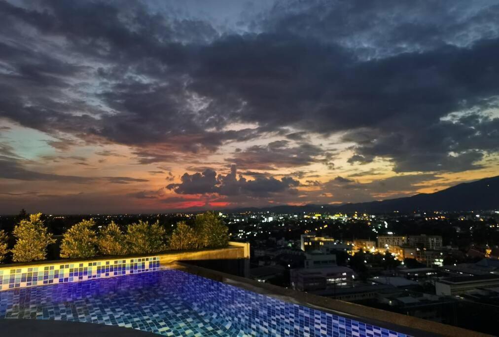 Modern Style Room With Sky Pool 古城边天际泳池公寓 Chiang Mai Exteriör bild