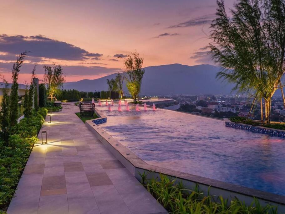 Modern Style Room With Sky Pool 古城边天际泳池公寓 Chiang Mai Exteriör bild