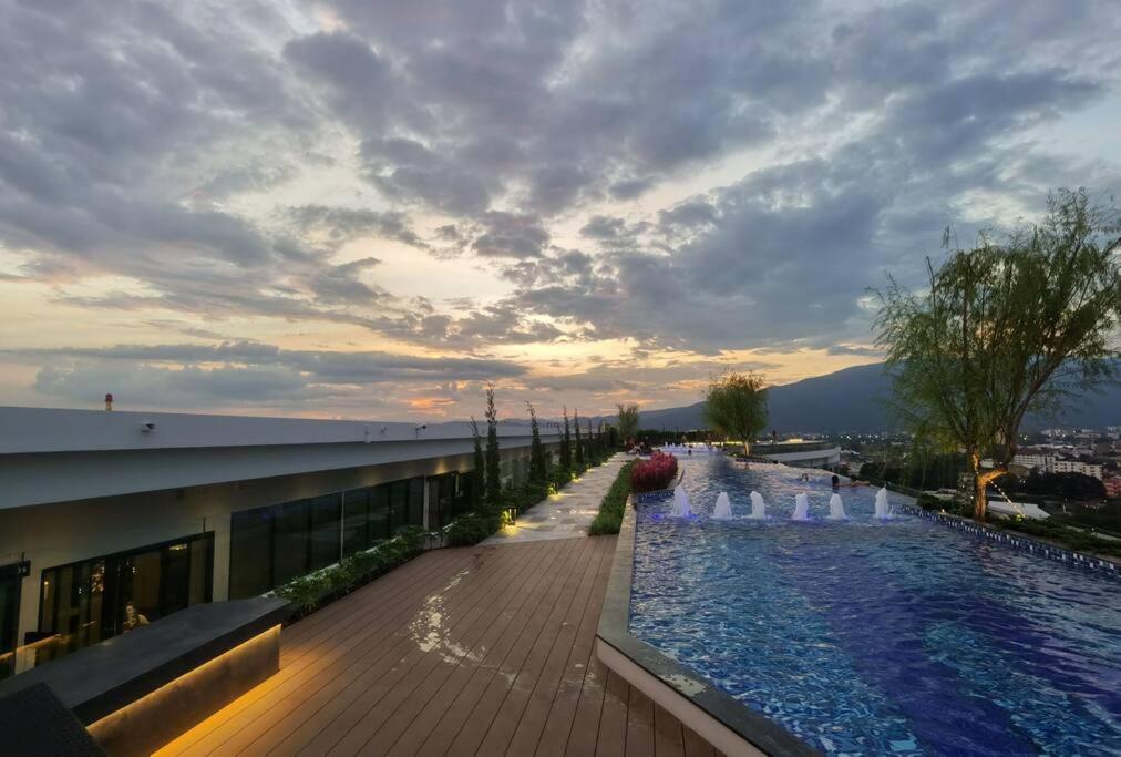 Modern Style Room With Sky Pool 古城边天际泳池公寓 Chiang Mai Exteriör bild