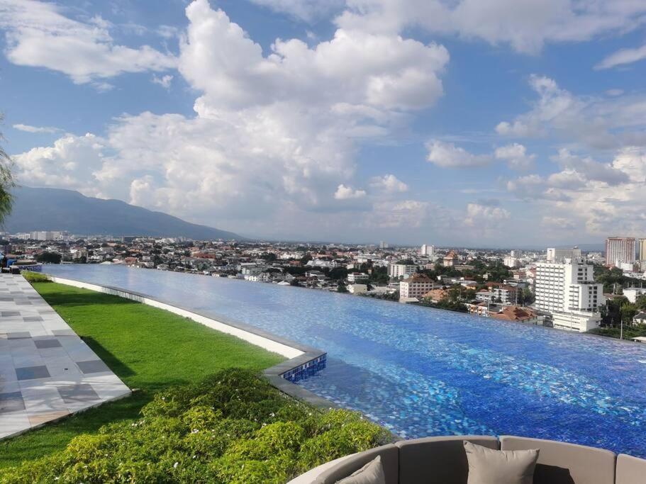 Modern Style Room With Sky Pool 古城边天际泳池公寓 Chiang Mai Exteriör bild