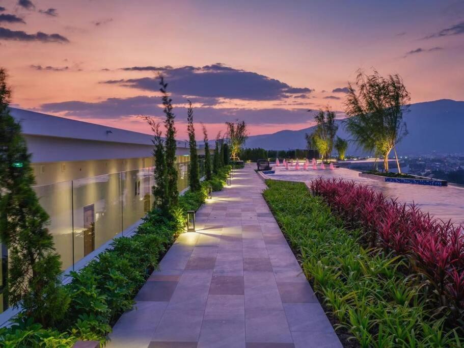 Modern Style Room With Sky Pool 古城边天际泳池公寓 Chiang Mai Exteriör bild