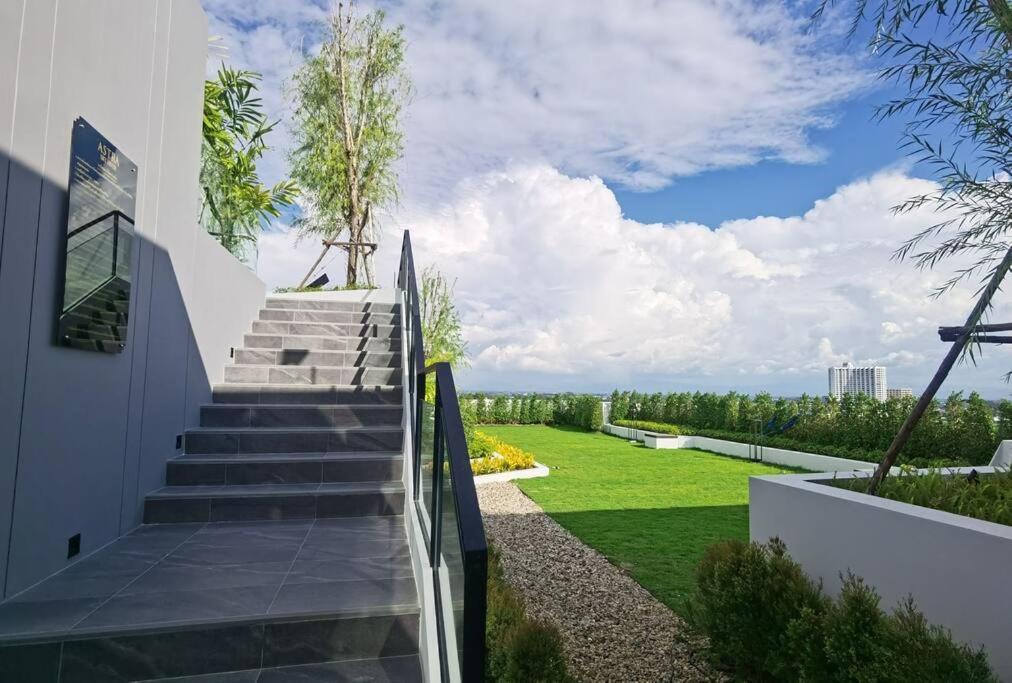 Modern Style Room With Sky Pool 古城边天际泳池公寓 Chiang Mai Exteriör bild