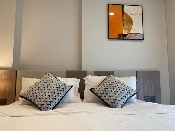Modern Style Room With Sky Pool 古城边天际泳池公寓 Chiang Mai Exteriör bild